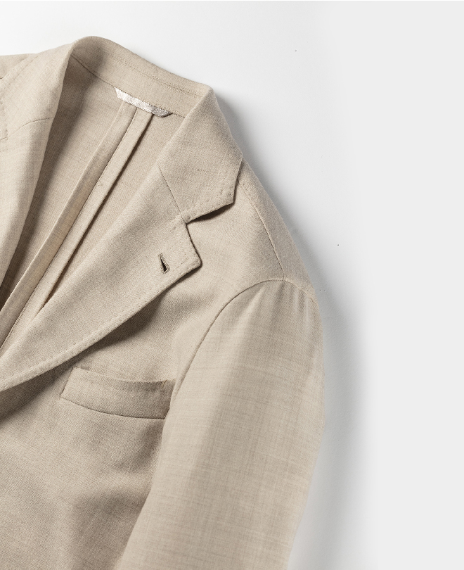 Новый вариант исполнения неформального пиджака: без конструктива, с обилием искусных портновских деталей ручной работы